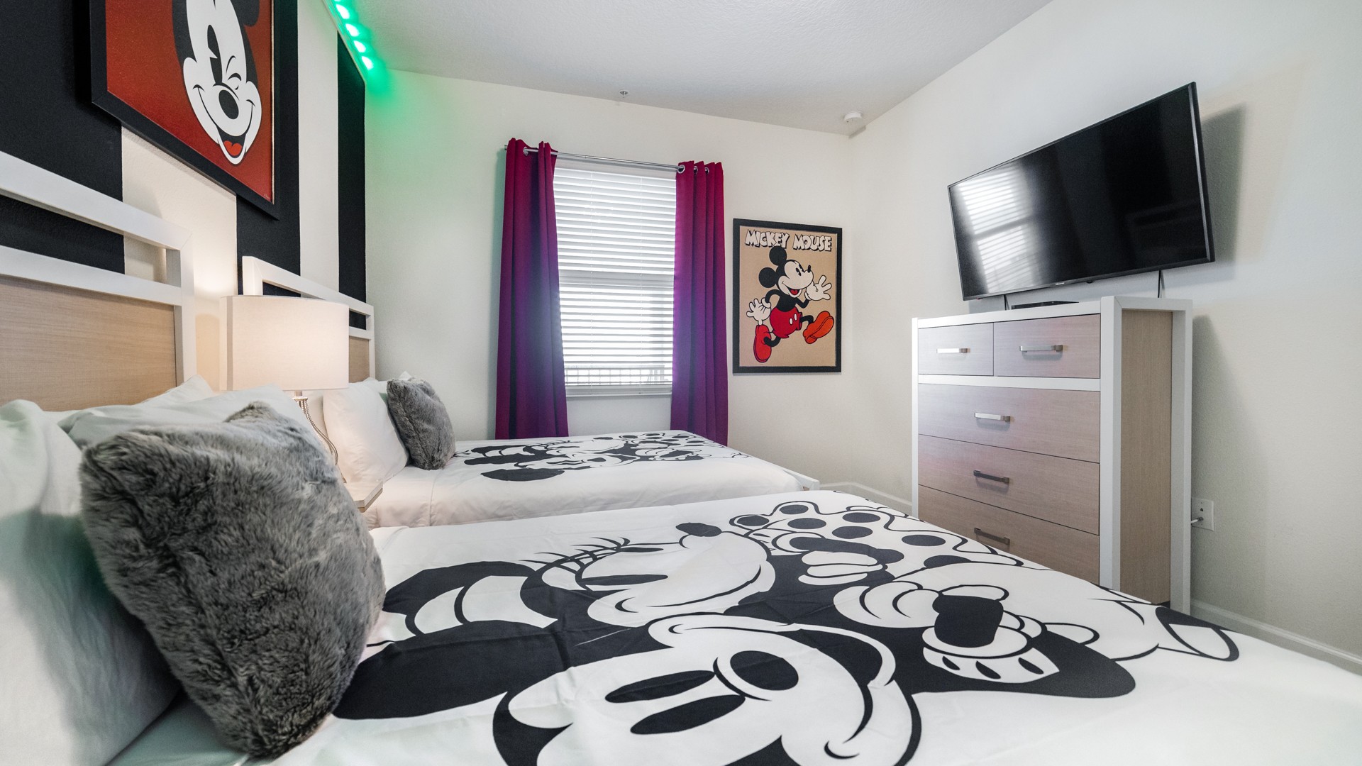 8 Storey Lake Resort 4 Bed Apartment King Bedroom